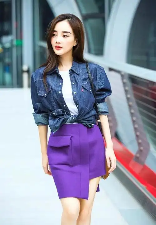 李小璐越活越年轻露脐上衣搭破洞牛仔裤嘻哈少女范十足