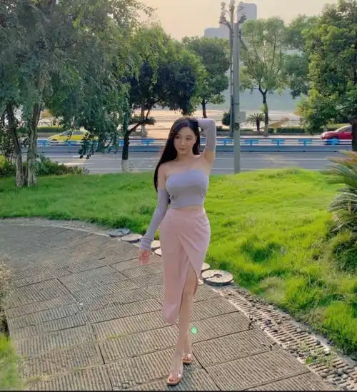 第21期腰臀比美女生活照