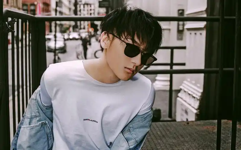 黄子韬最帅街拍写真图片桌面壁纸