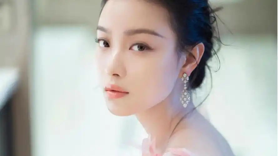 电脑壁纸 明星 大陆明星 倪妮粉色羽毛长裙甜美写真