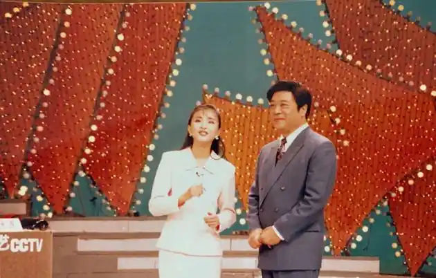 杨澜发昔日合照悼念赵忠祥:感恩教导 学生泣拜