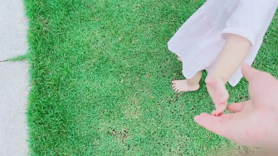 去公园散步,小芋圆第一次赤脚踩草地,宝宝开心坏了!#你陪我长大