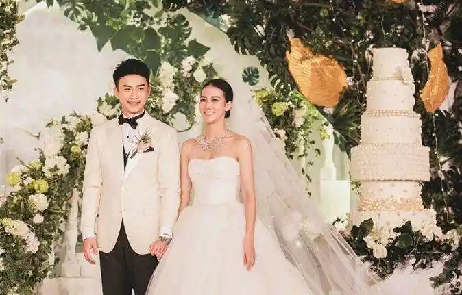 李茂晒婚礼照庆结婚两周年 大方示爱妻子弦子