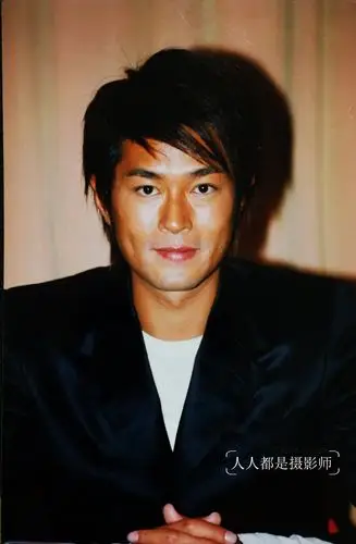 古天乐17年前旧照,手举酒杯嚼口香糖,估计没想过影帝这回事|古天乐