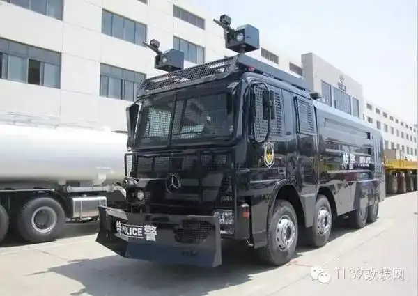 特警云梯车?勿喷,小编不懂这特警车!