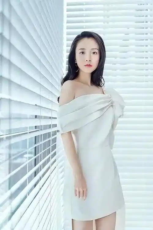 30岁吴倩吊带衫配短裤,一点不像当妈的人_身材_技巧_造型