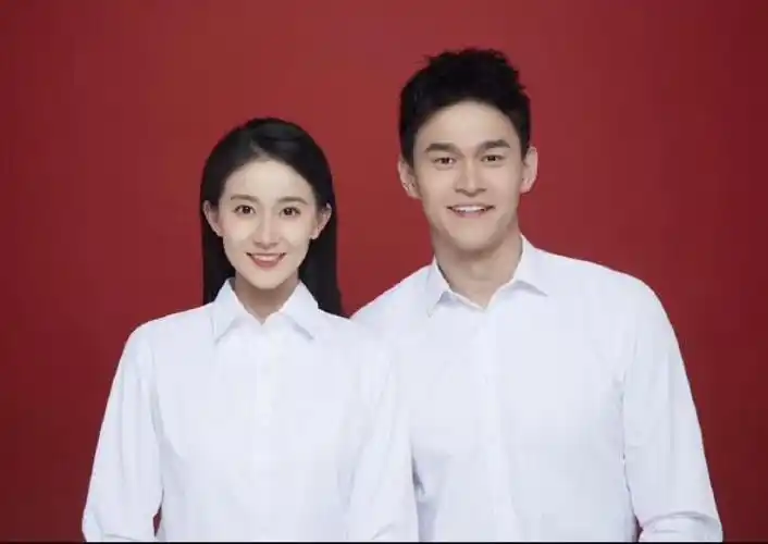 恭喜奥运冠军孙杨晒出与张豆豆结婚证官宣结婚