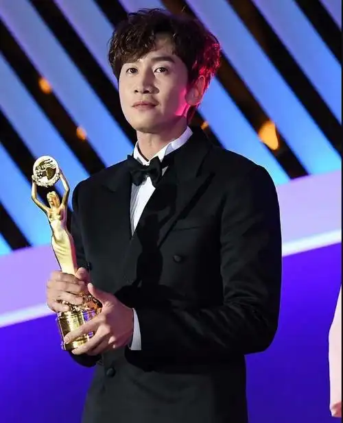 容我介绍一下:李光洙,青龙奖人气得主|李光洙|我的特级兄弟_新浪新闻