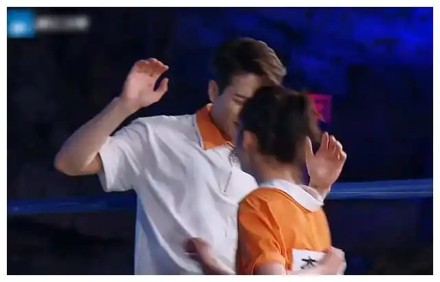 《奔跑吧》李沁对战王嘉尔,绅士手很暖心,我却嗑到了他们的糖