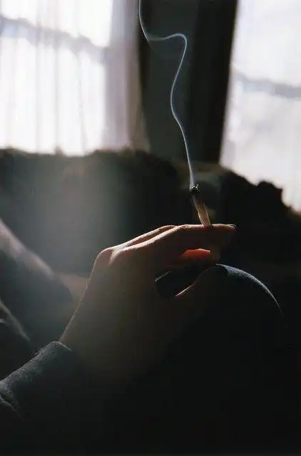 明明心事重重却一副若无其事的样子 不是不想找人说 只是怕没人懂