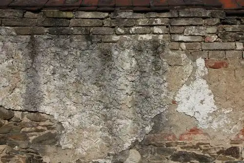 墙体剥落的破旧的白色老墙背景