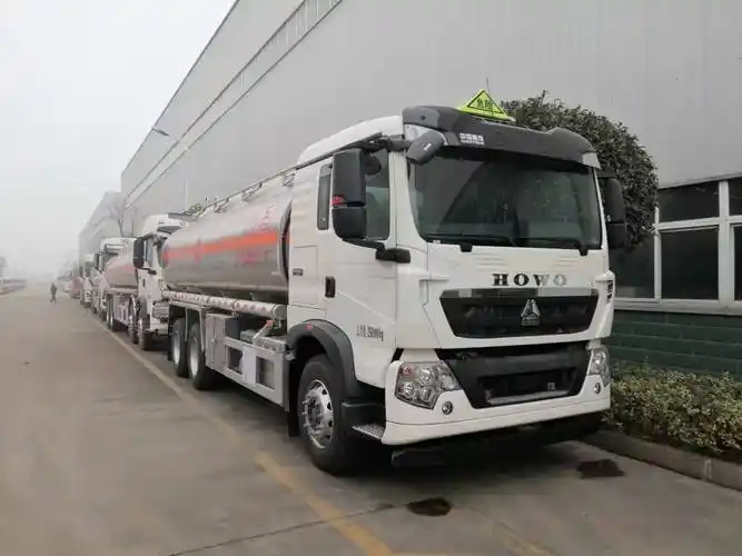重汽豪沃前四后八大型运油车20吨油罐车厂家