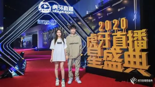 不求人年入千万,8块腹肌若隐若现,女友跟他在浴室拍照竟喊他爸爸?