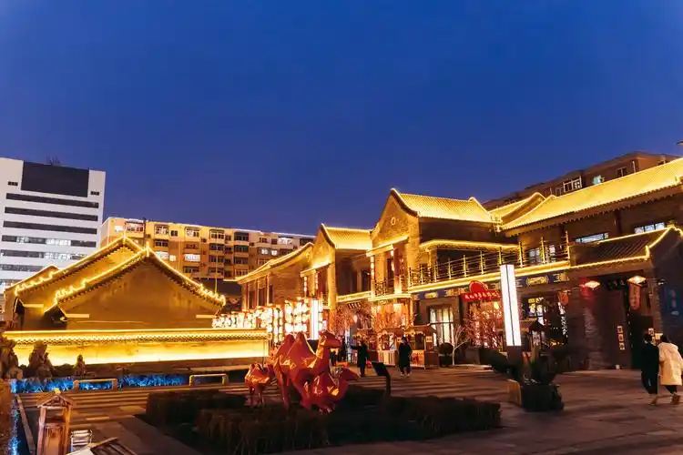 春节红彤彤的灯笼映衬下的老北市夜景