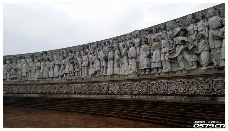 民族大团结的浮雕不能错过,气势相当恢弘.