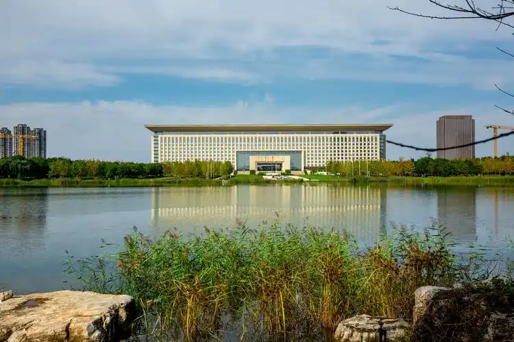 正定新区政府大楼门前是中心湖公园