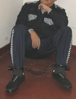 戴脚镣的 囚犯 _青岛市即墨普东看守所