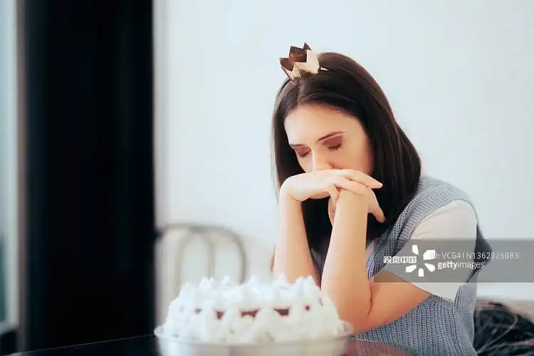 悲伤的生日女子独自庆祝感到不开心