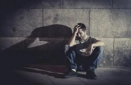 凄惨惨戚坳陷的城市场景中的混凝土墙上的影子的病假地上两个人的影子