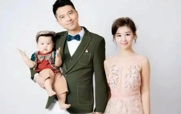 身形纤细可爱俏皮,老公王雷站一旁满眼爱意|李小萌|王雷_新浪新闻