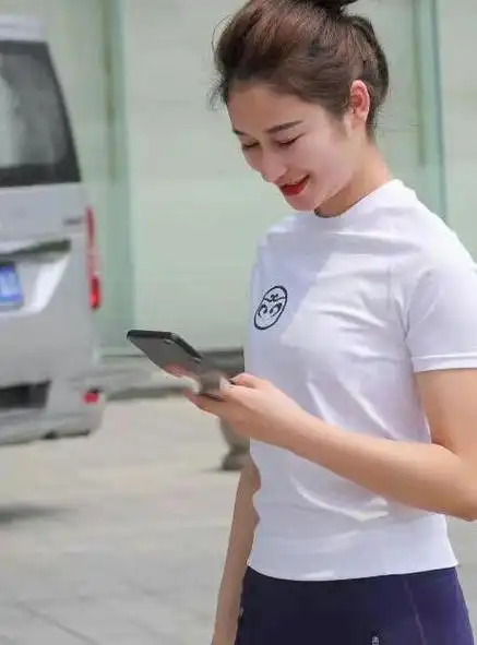 经典耐看的打底裤不经意间散发出独特的气质