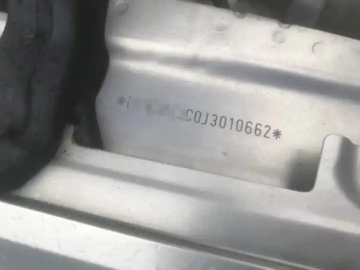 雨刮器边缘可以看到打印的车架号,打开引擎盖,也能见到发动机号.