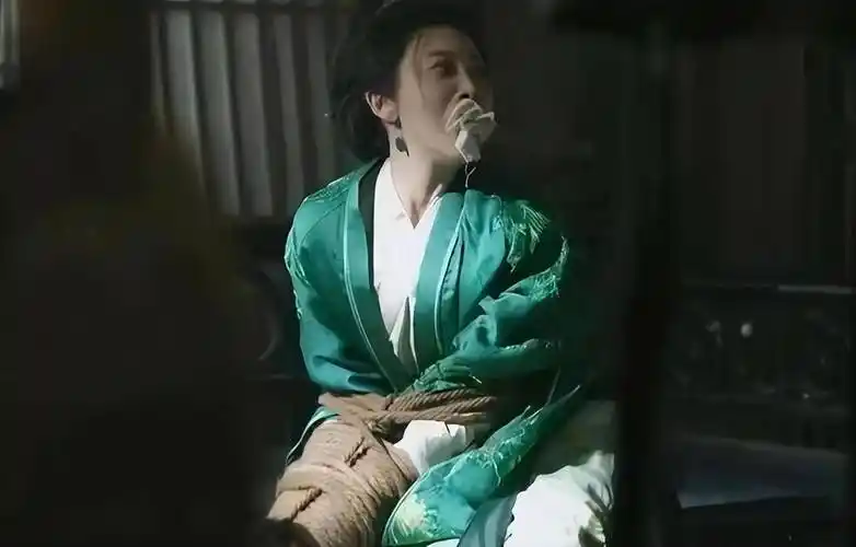 演"被绑架",鞠婧祎怕扮丑,杨幂像拍写真,刘德华太敬业_抹布_戏份_绑匪