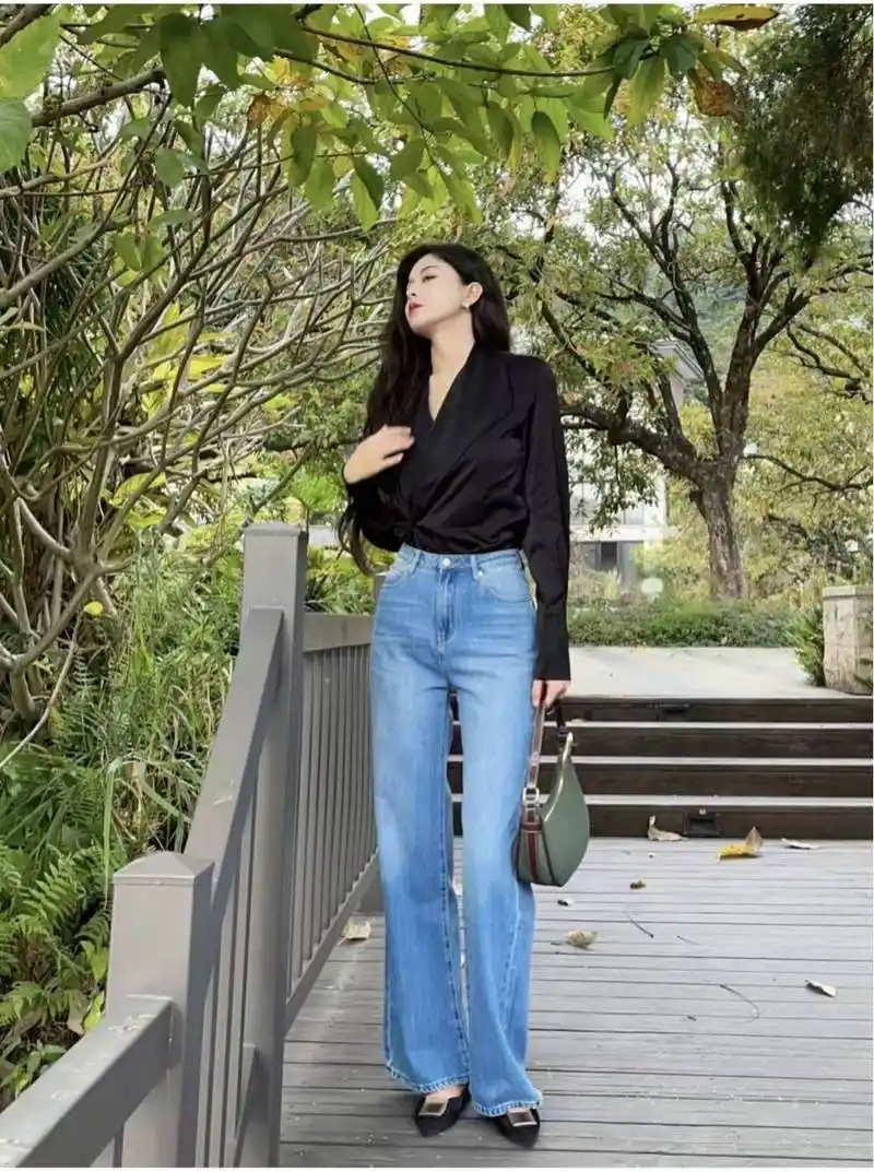 高腰微喇牛仔裤搭配什么上衣好看和鞋子好看