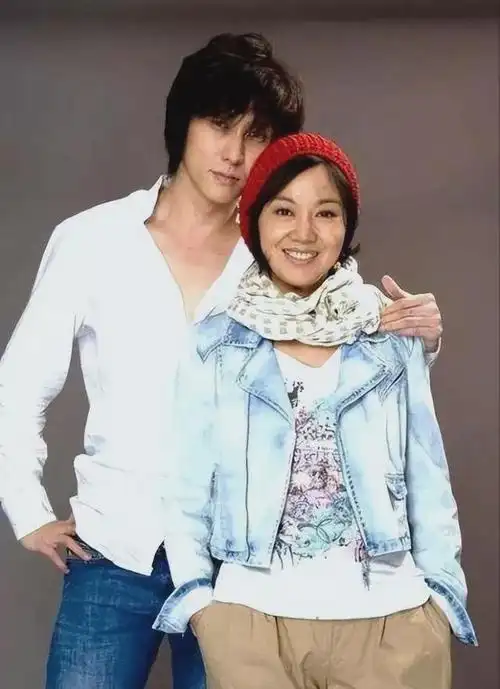 而且一任比一任的年龄小,先来说说闫妮的第二任小男友,网上都传的是