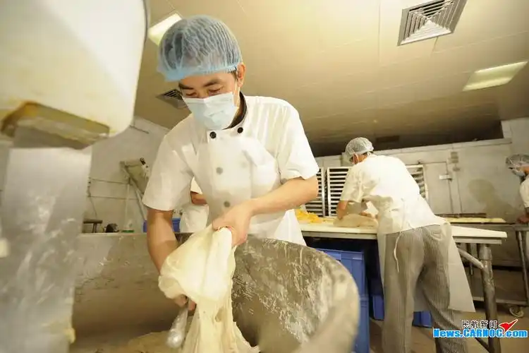 高清大图走进航食看月饼制作过程