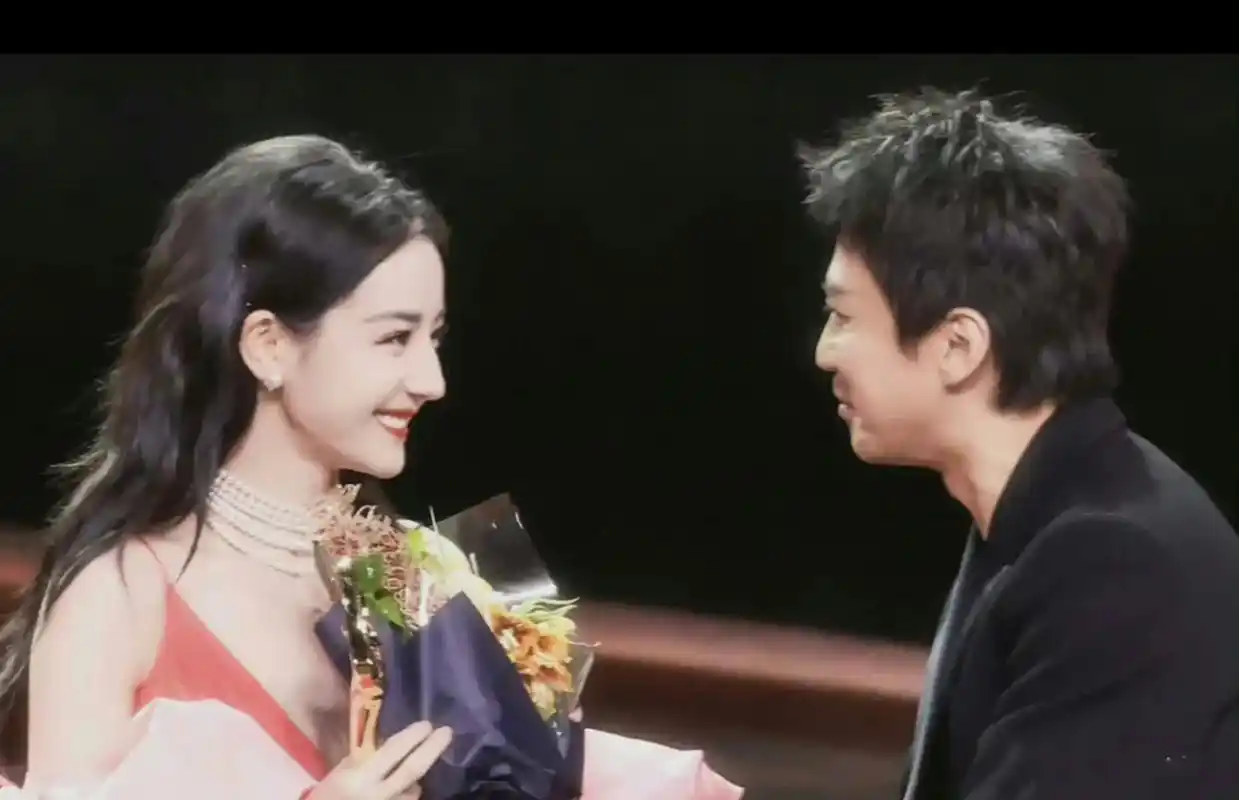 在颁奖晚会上,女星迪丽热巴对邓超说:好久不见!