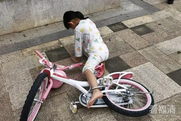 福清九岁小女孩的脚卡自行车了!看着都疼