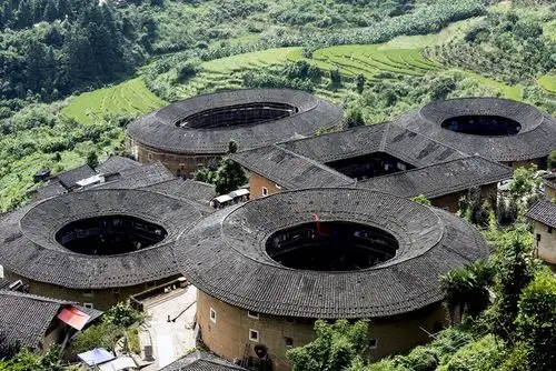 福建土楼,是客家人以姓氏区分群居的房屋.