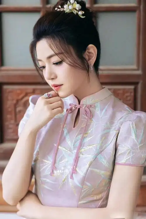 陈妍希今日造型释出,发髻上的花朵珠钗恰到好处的点缀温柔__财经头条