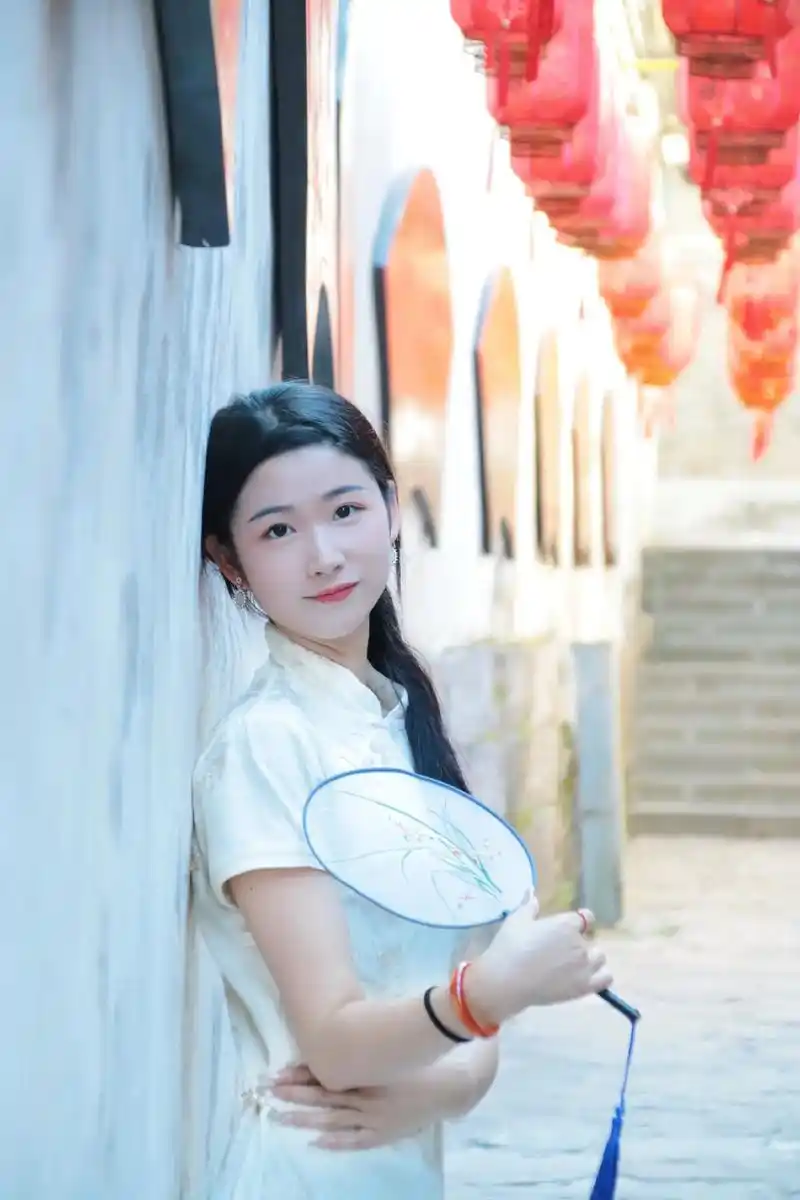 摄影 #旗袍 #古镇 #琴师   "路途长长长长至故里,是 - 抖音