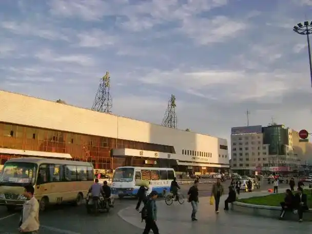 一组吉林市90年代火车站老照片.最后四张是火车站爆破拆除瞬间 - 抖音