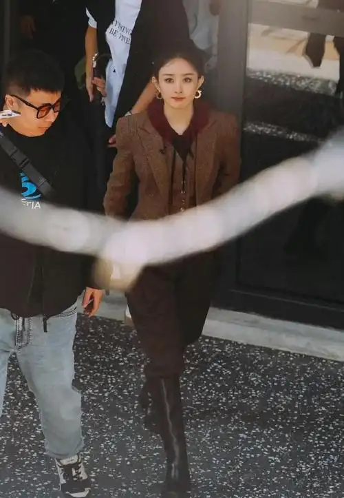 赵丽颖的最新出妆图曝光穿一身棕衣太飒了扎高马尾嫩得像18岁