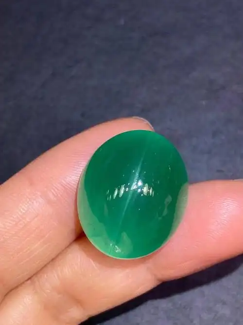 漂亮霸道猫眼祖母绿蛋面一线犀利猫眼效应