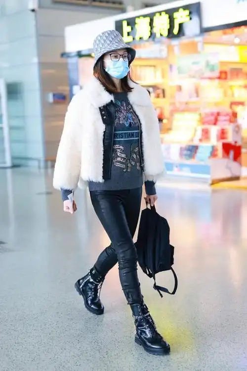 苗苗当妈后反而更潮了毛外套得露出印花毛衣配皮裤挺显身材