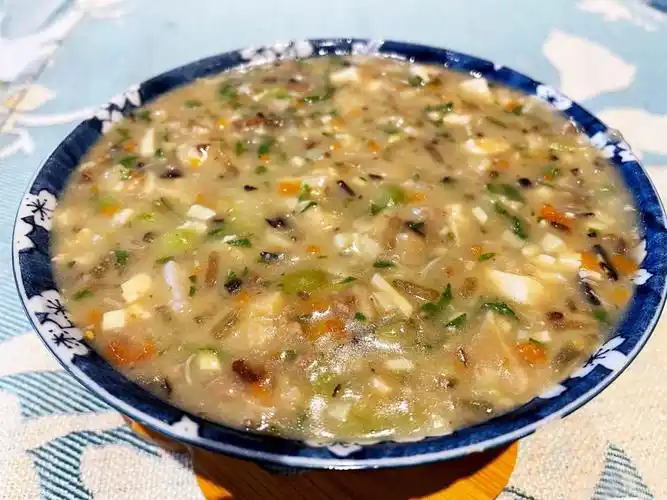 在浙江台州,每年的正月十四赏完花灯之后家家户户都要食糟羹,糟羹分为