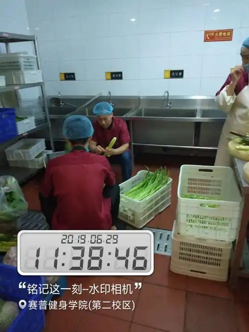 厨师在切配间帮忙摘菜,值得表扬,但是,也必须按照要求佩戴口罩