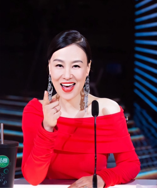 邬君梅厉害了穿一件红色的连衣裙出席活动美出新高度气质全开