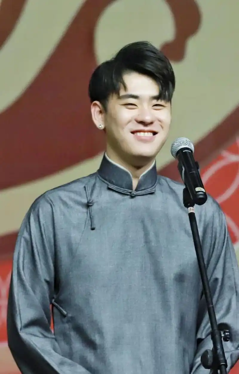 张云雷辫儿哥哥 无水印壁纸之笑的跟个孩子一样