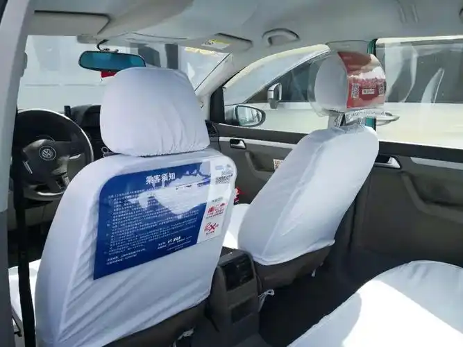 提示每天车内外清洁消毒亮晶晶的出租车亮相申城马路