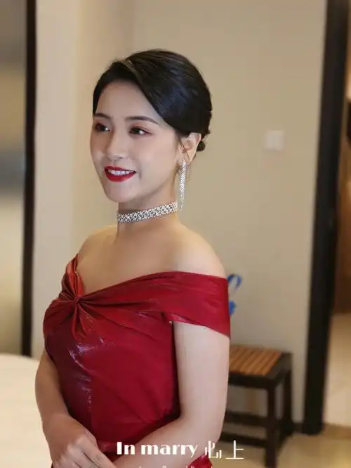 主持人造型干净利落落落大方