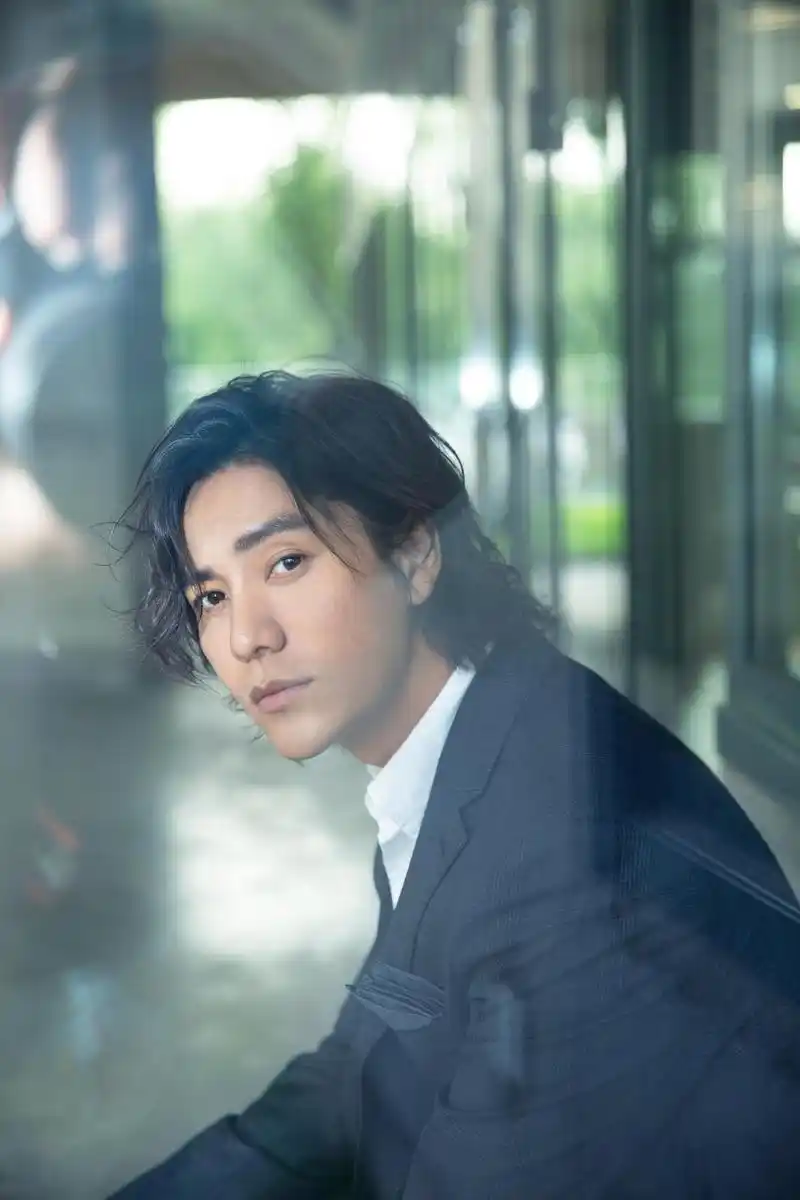 陈坤亮相亚洲影视周 格纹西装演绎雅痞绅士_高清图集_新浪网