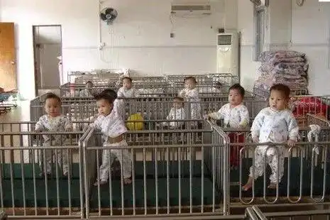 "为什么抛弃我"——孤儿院里想象不到的生活是无尽的等待