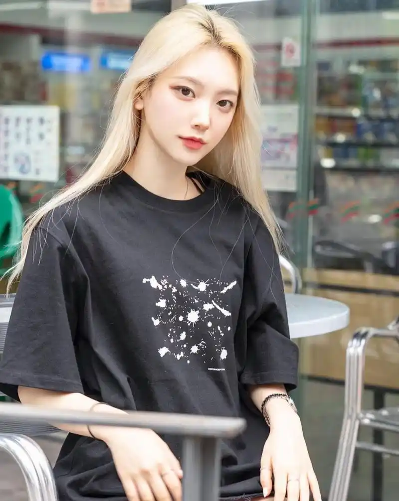 女孩将头发染成金色,漂亮得像洋娃娃