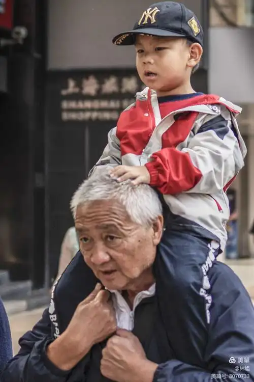 人间至爱祖孙情深,100张温馨的祖孙写真照让人泪目!