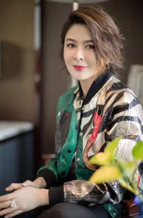 关之琳哪像快60的人穿印花夹克却丝毫不显老态看着像30岁出头